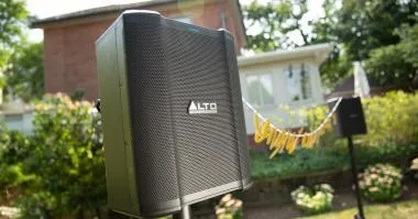 Alto Pro BUSKER hordozható, akkumulátoros hangfal, 2 mic/line bemenet, effekttel és bluetooth-al