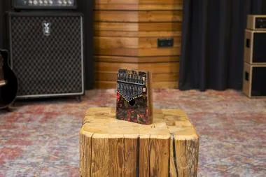Meinl KA17LV MEINL KA17LV Sound Hole Designer Lava kalimba