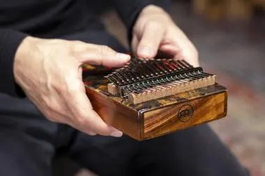 Meinl KA17LV MEINL KA17LV Sound Hole Designer Lava kalimba
