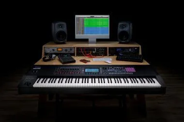 Roland FANTOM-8-EX 88 billentyűs zenei munkaállomás
