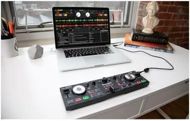 Numark DJ2GO2 Touch DJ kontroller, 2 ch, mobil, Serato DJ Lite, laptop szélesség, touch jog