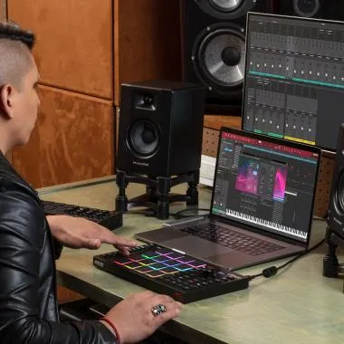 Akai Pro MPC Studio II szoftver vezérlő, 16 RGB pad, touch strip, OLED, MPC 2.0 Software