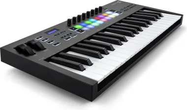 Novation Launchkey 37 MK4 MIDI kontroller, 37 billentyű, 16 RGB PAD, 8 encoder