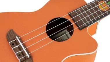 Ortega RUHWCE Egyedi Készítésű Sorozat Halloween Kiadás Koncert Előerősítős Ukulele 4 Húros - Tök Narancs