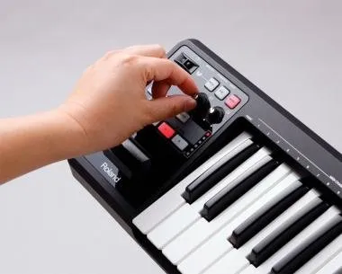 Roland A-49-BK MIDI kontroller billentyűzet 49 billentyű 2 kontroller 2 gomb - fekete
