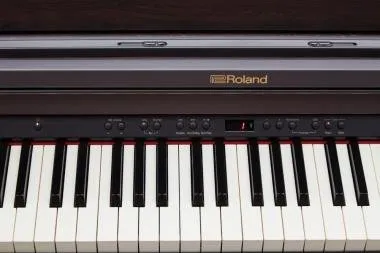 Roland RP501R-CR digitális zongora 2 hangszórós PHA-4 billentyűzet,72 ritmus, szekrényes - modern ró