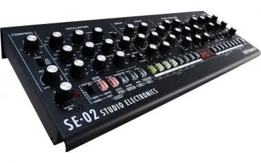 Roland SE-02 Boutique analóg szintetizátor