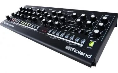 Roland SE-02 Boutique analóg szintetizátor