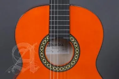 Alhambra ALH-4F PickguardAlhambra Gitár Tömör lucfenyő, fügefa, ébenfa fogólap, orange lakk, átlátsz