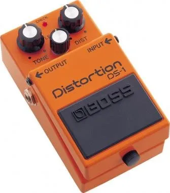 BOSS DS-1 Distortion effekt pedál