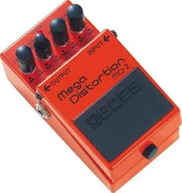BOSS MD-2 Mega Distortion effekt pedál