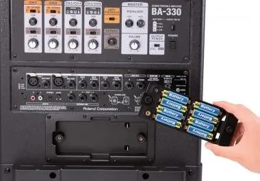 Roland BA-330 sztereó erősítő elemmel is működik 30W 4X6,5